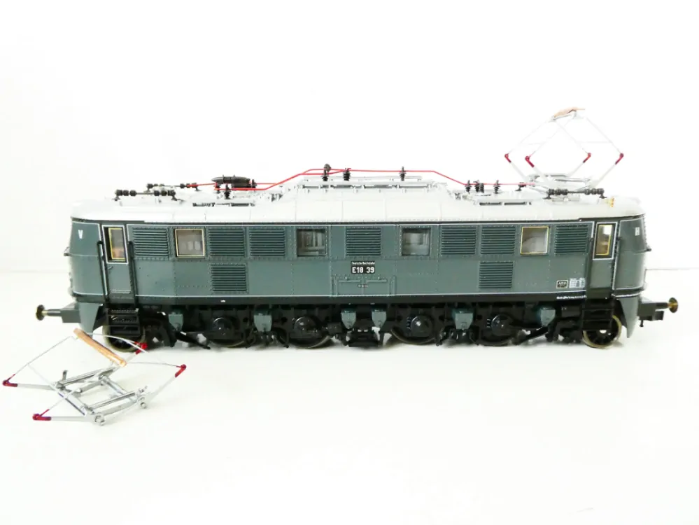 H0 ROCO 43758 Elektrická lokomotiva E18 39 DRG OSVĚTLENÁ s přiloženým dekodérem Digital plus by Lenz NEPOUŽÍVANÁ v krabičce, ale k OPRAVĚ PANTOGRAFU (v krabičce mnoho orig. doplňků)