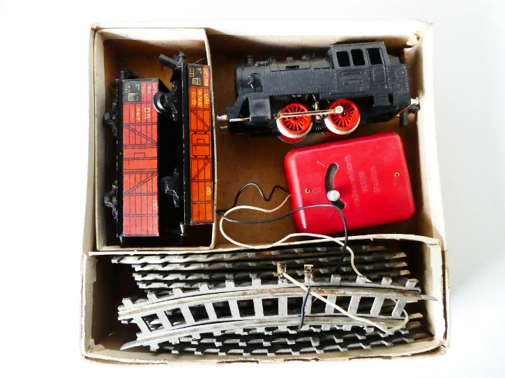 STADTILM Měřítko "S" - SET v originální krabici Parní lokomotiva 80 2101 Gt33 Reichsbahn + 2 plechové nákladní otevřené vozy + 12x kolej do kruhu + trafo - HRAČKA S TRAFEM NA PLOCHOU BATERII PĚKNÝ STAV