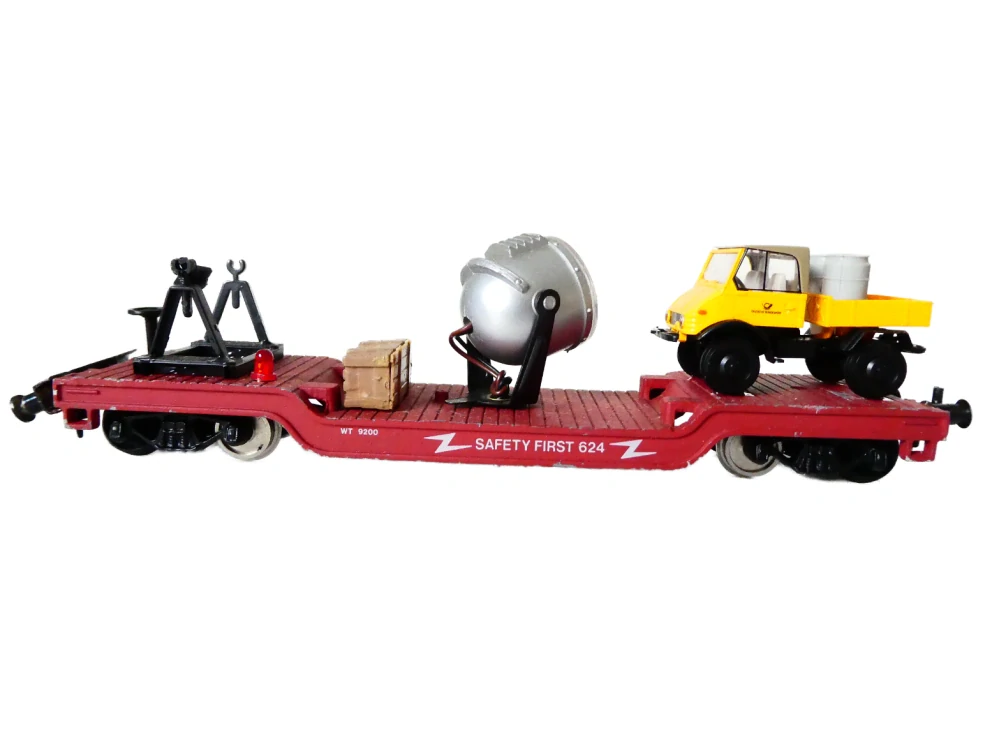 H0 Model Power Hlubinný vůz pro přepravu nadrozměrných nákladů SAFETY FIRST 624 se svítícím světlometem, blikající kontrolkou a automobilem Mercedes Benz Unimog PĚKNÝ STAV
