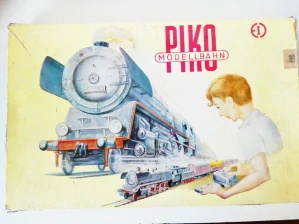 PIKO SET - Parní lokomotiva BR 80 018 DR OSVĚTLENÁ + 3x vůz + koleje PĚKNÝ STAV ANTIK