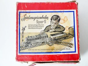 STADTILM Měřítko "S" - SET v originální krabici Parní lokomotiva 80 2101 Gt33 Reichsbahn + 2 plechové nákladní otevřené vozy + 12x kolej do kruhu + trafo - HRAČKA S TRAFEM NA PLOCHOU BATERII PĚKNÝ STAV