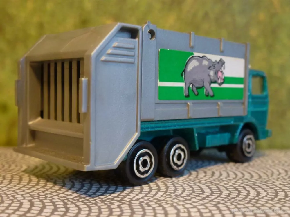 Nákladní automobil na přepravu zvířat Majorette 1:100