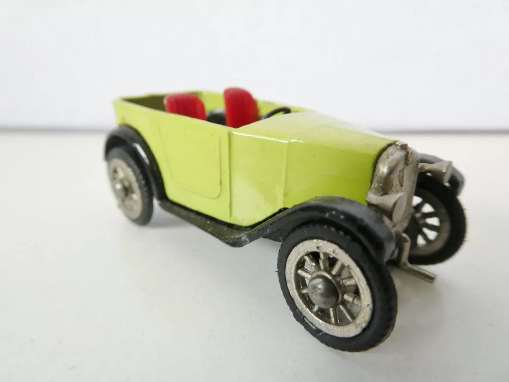 Osobní automobil historický - kovový model