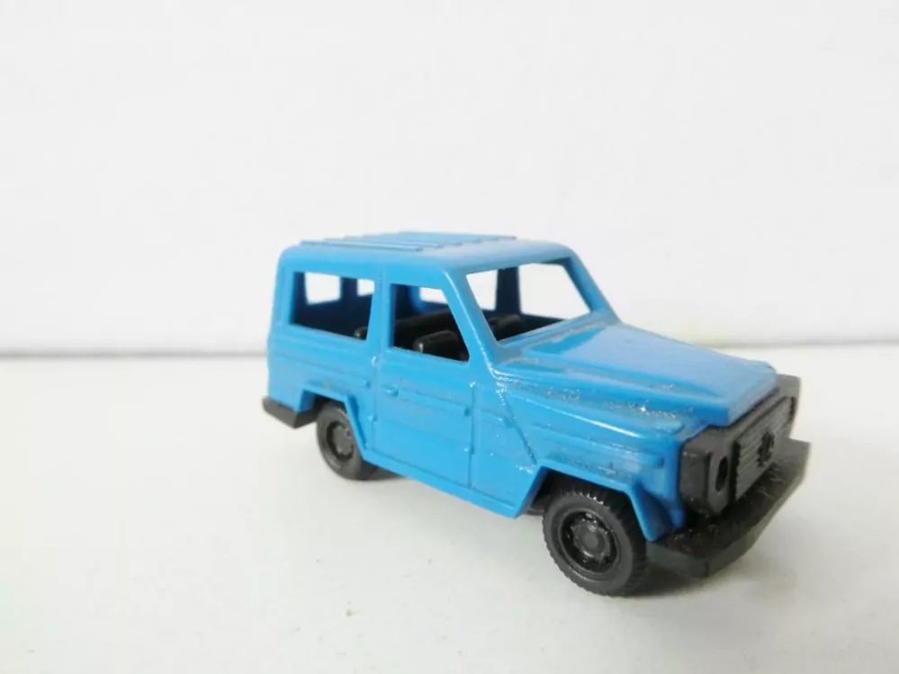 H0 Osobní automobil modrý Mercedes 300GD