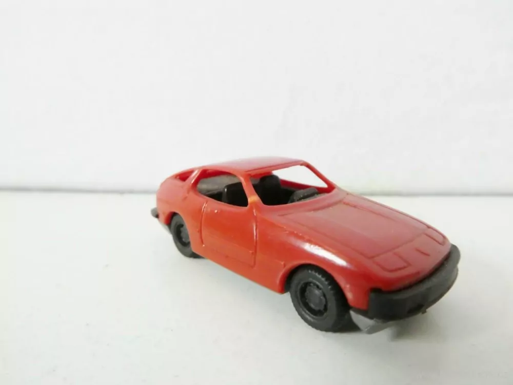 H0 Osobní automobil červený Porsche 924