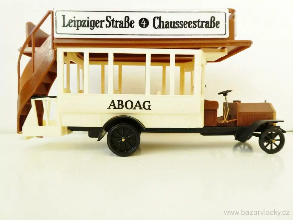 Model starého autobusu Alt-Berliner Bus 1911 v krabičce