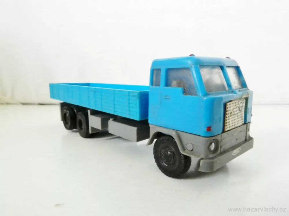H0 Nákladní automobil VOLVO dlouhý valník