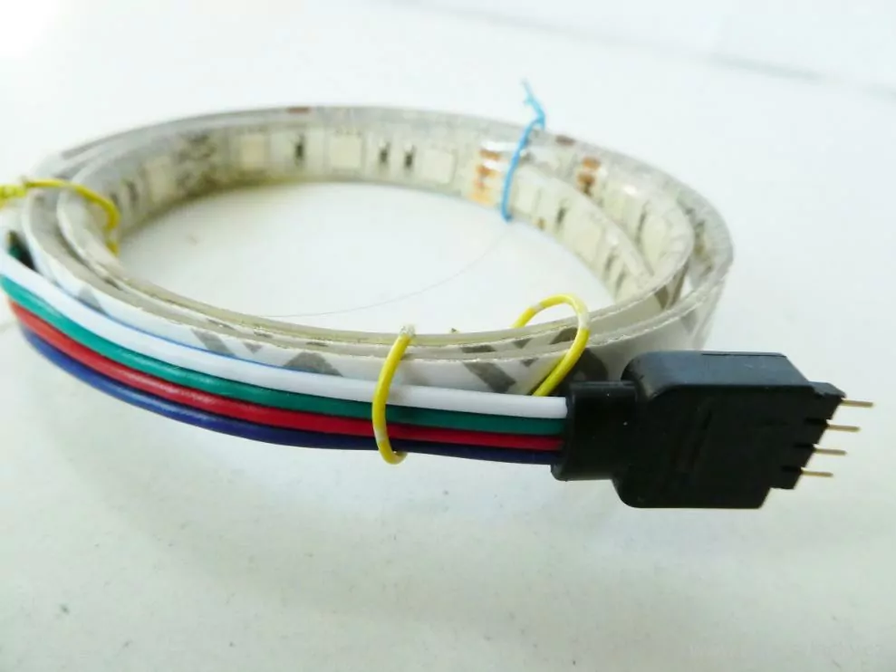 LED páska 0,6 m s konektorem NEPOUŽITÁ