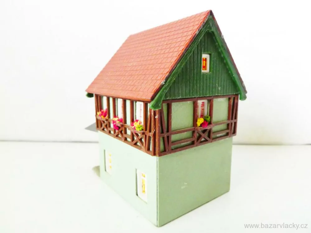 TT Hrázděný městský obytný dům s čerpací stanicí