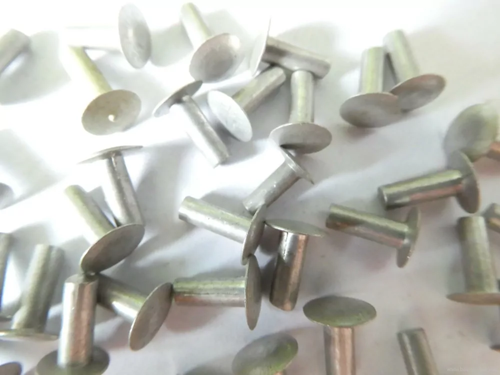 SET 30 ks Nýtek délka 7,8 mm, průměr 2,5 mm