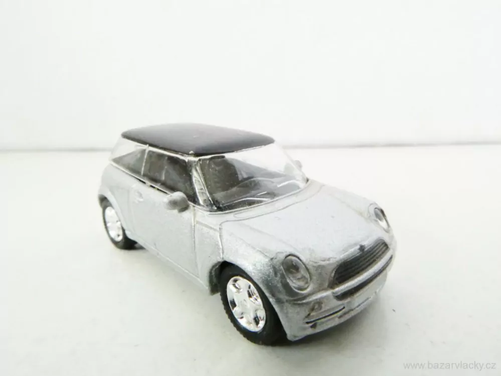 H0 Osobní automobil  stříbrný s černou střechou TOP STAV