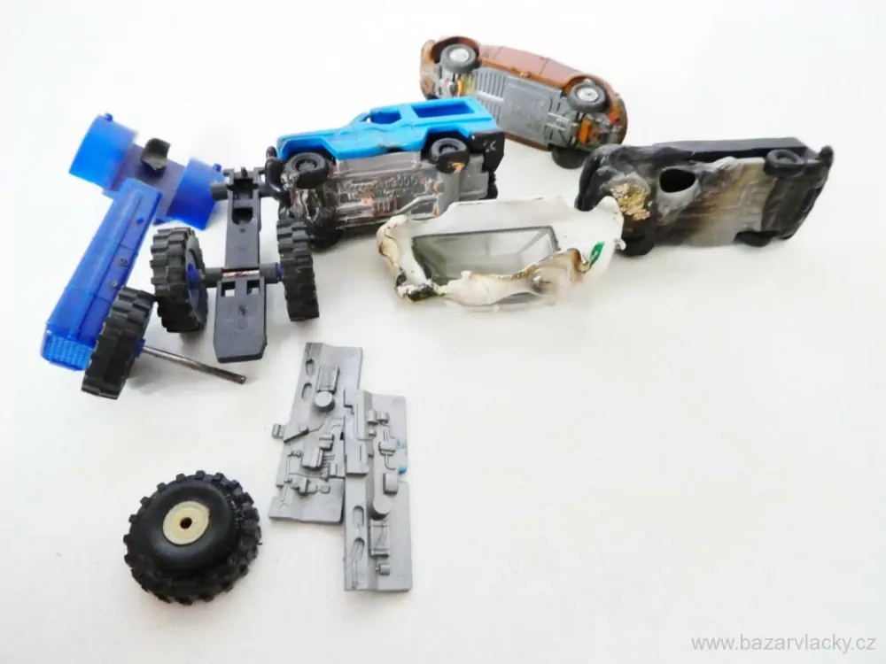 H0 MIX SET Ohořelé vraky nákladních automobilů 4 ks a traktor k sestavení
