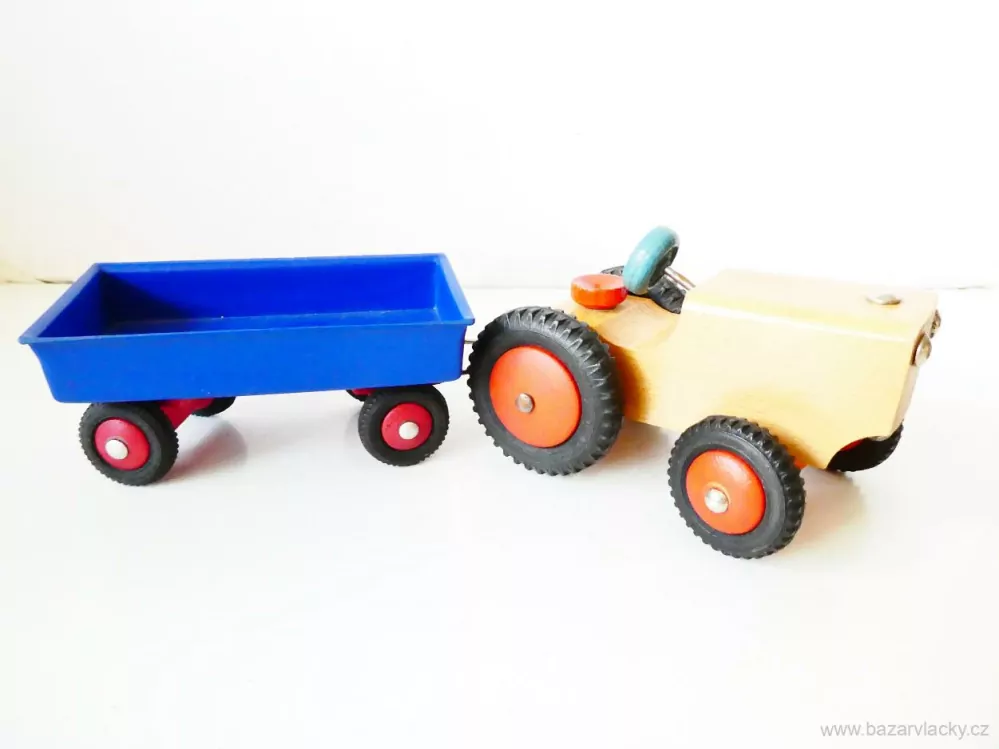 Dřevěný traktor s přívěsným vozíkem