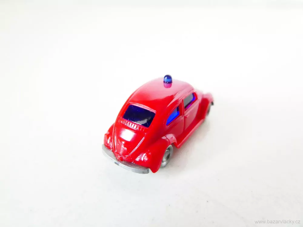 N Osobní automobil VW 1300 BROUK červený s majákem TOP STAV