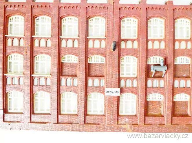 H0 Stavební prvek - zeď k velké patrové cihlové budově (55 x 19 cm)