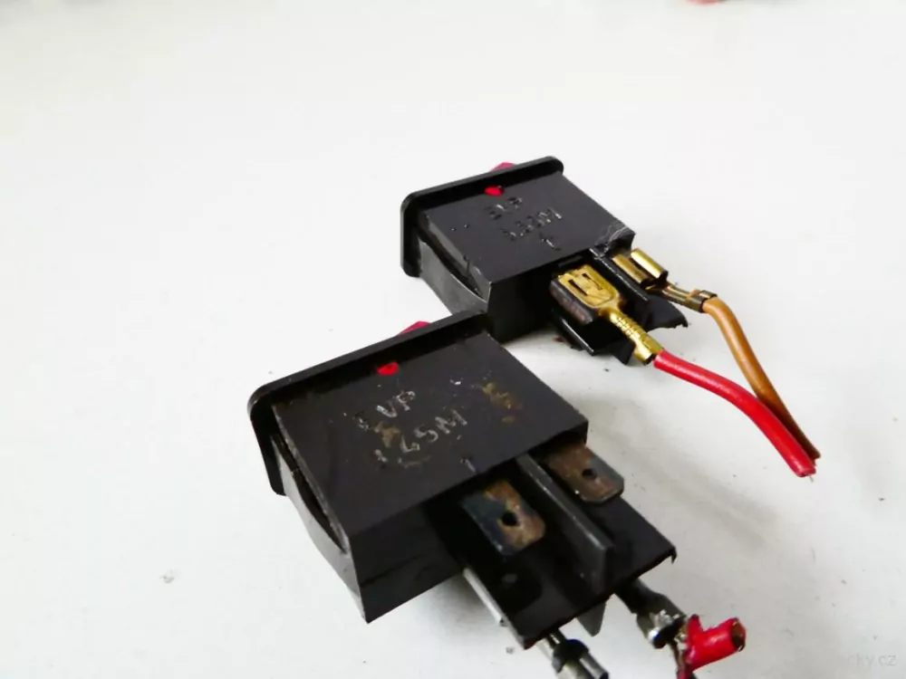 SET 2 ks Spínač kolébkový větší