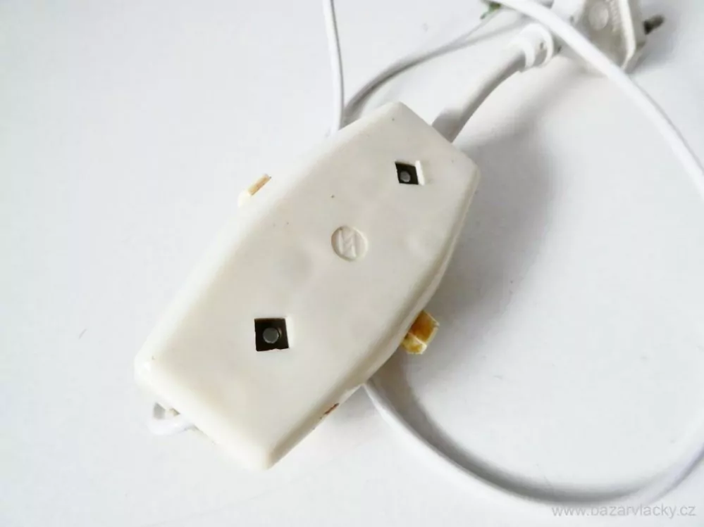 Kabel se zástrčkou a vypínačem