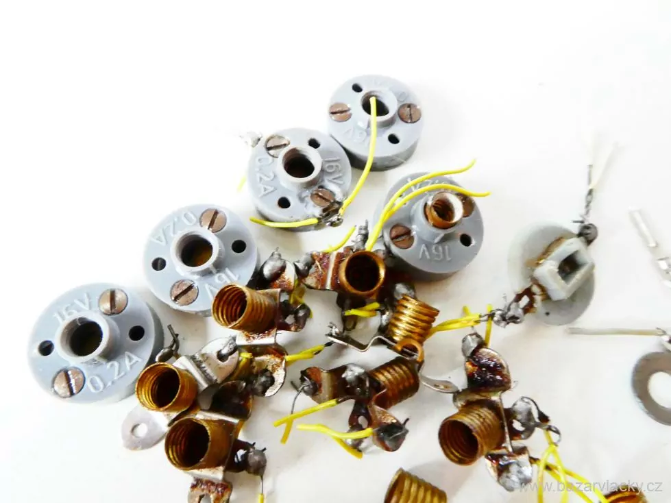 MIX SET Objímky na minižárovky , konektory, podložky - vše, co je na foto cca 20 ks