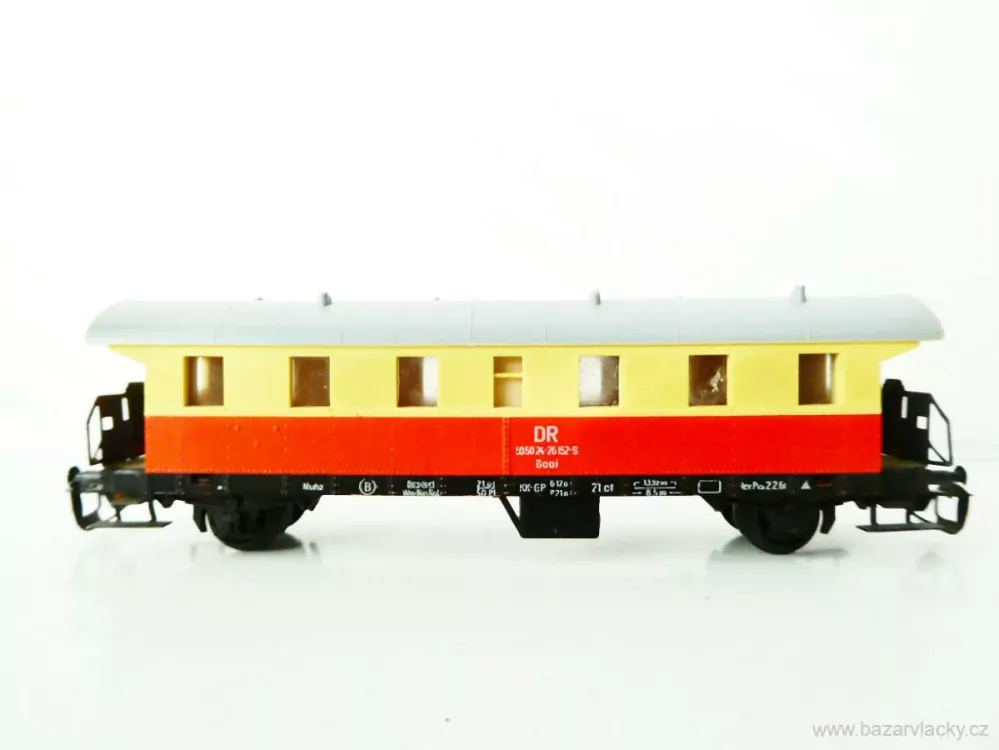 TT BTTB Osobní vůz 50 50 24 DR červeno-žlutý