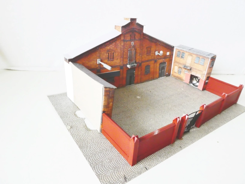 H0 Fabrika areál - papírový model s plastovými ploty a el. osvětlením