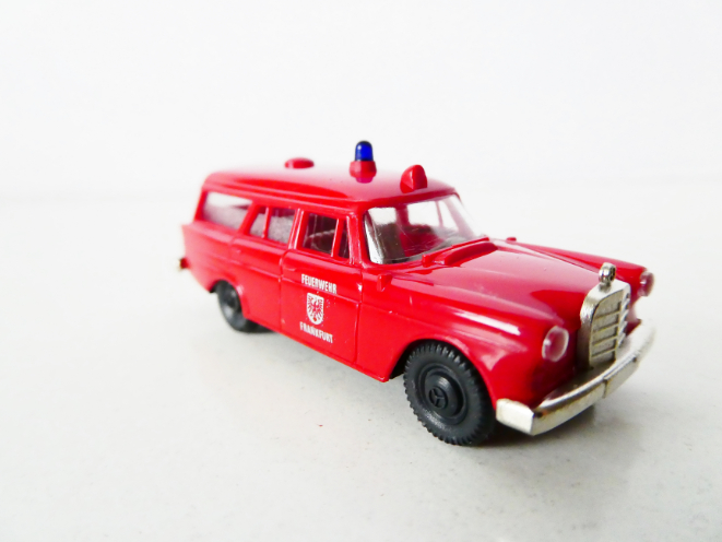 H0 BREKINA Požární vozidlo Mercedes 190 Feuerwehr Frankfurt TOP STAV