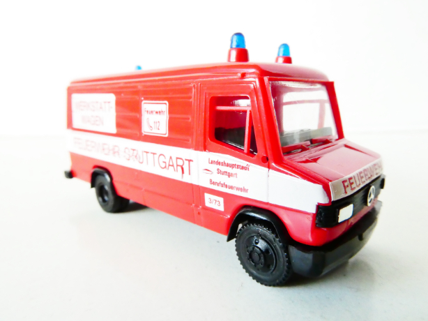 H0 PRALINE Požární dodávka MB 507 D FEUERWEHT STUTTGART TOP STAV NEPOUŽITÉ