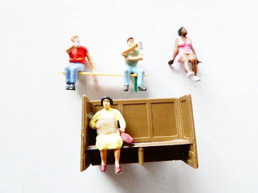 H0 Figurky SET Lavičky se sedícími cestujícími (celkem 6 cestujících)