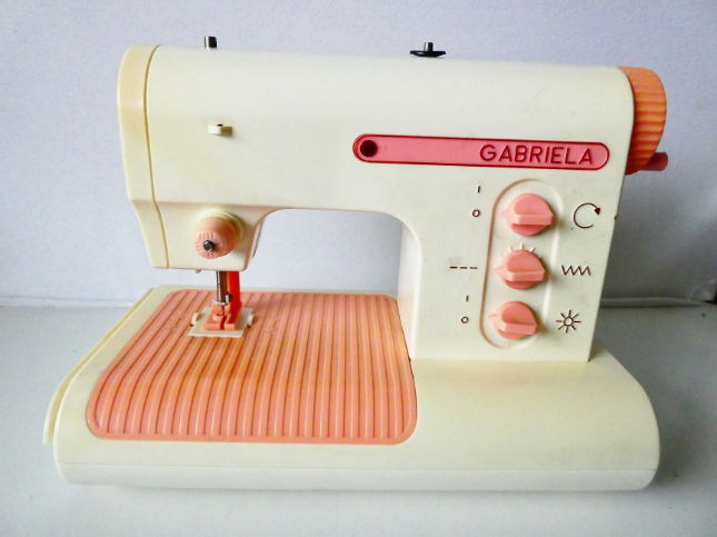 Hračka PIKO 25 5082 GABRIELA Šicí stroj dětský na baterie PRO SBĚRATELE I PRO DĚTI Pěkný stav