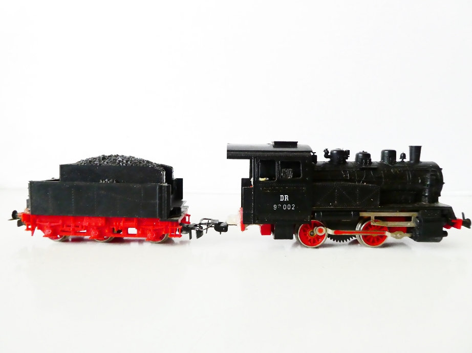 H0 PIKO Parní lokomotiva s tendrem BR 98 002 DR NA RENOVACI (JEDE PERFEKTNĚ, ale zadní část byla lepena tavnou pistolí)