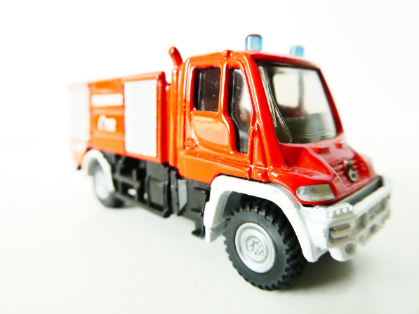 H0 SIKU Hasičská cisterna  Mercedes Unimog TOP STAV NEPOUŽITÝ