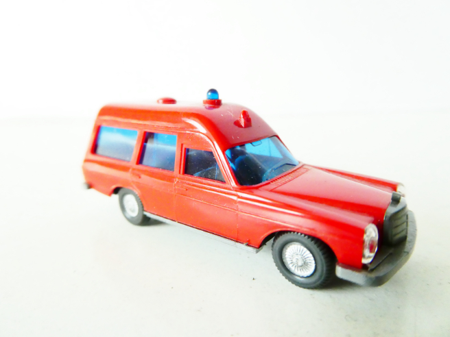 H0 WIKING Požární automobil Mercedes 200 TOP STAV NEPOUŽITÝ