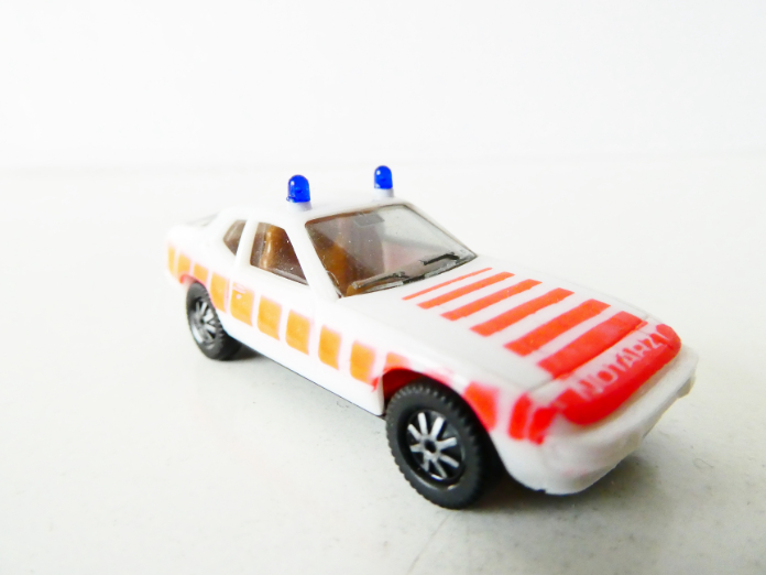 H0 HERPA Záchranný lékařský automobil PORSCHE 924 NOTARZT PĚKNÝ STAV