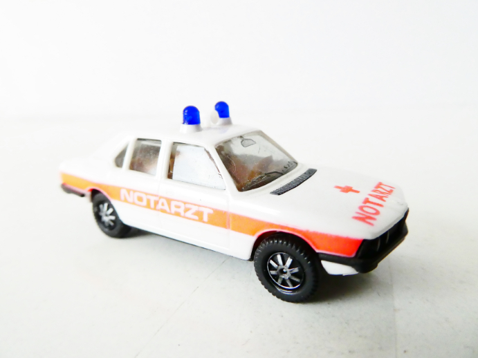 H0 HERPA Záchranný lékařský automobil BMW 528i NOTARZT TOP STAV NEPOUŽITÝ