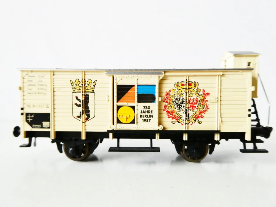 H0 FLEISCHMANN Nákladní vůz JUBILEUM 750 JAHRE BERLIN 1987 s posuvnými vraty TOP STAV NEPOUŽITÝ v krabičce