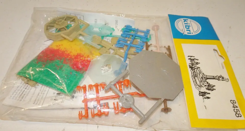  H0 Kibri 8458 - Stavebnice - Kašna, postavy, posyp - NOVÉ ORIG. ZABALENÉ