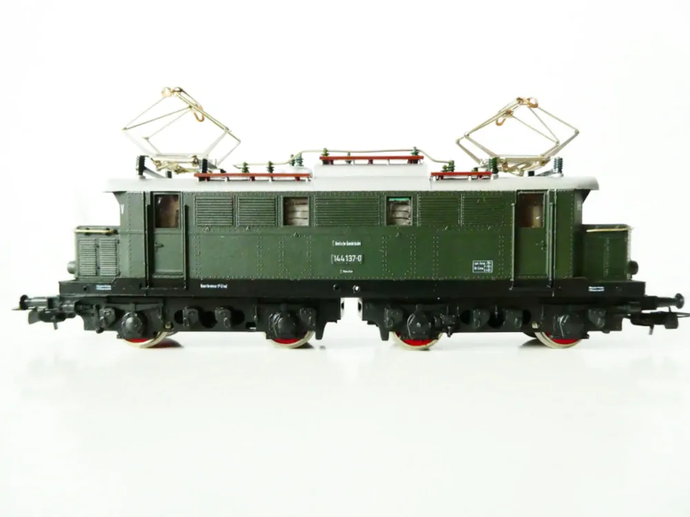 H0 PIKO Elektrická lokomotiva BR 144 137-0 DR OSVĚTLENÁ TOP STAV NEPOUŽITÁ v orig. krabičce 
