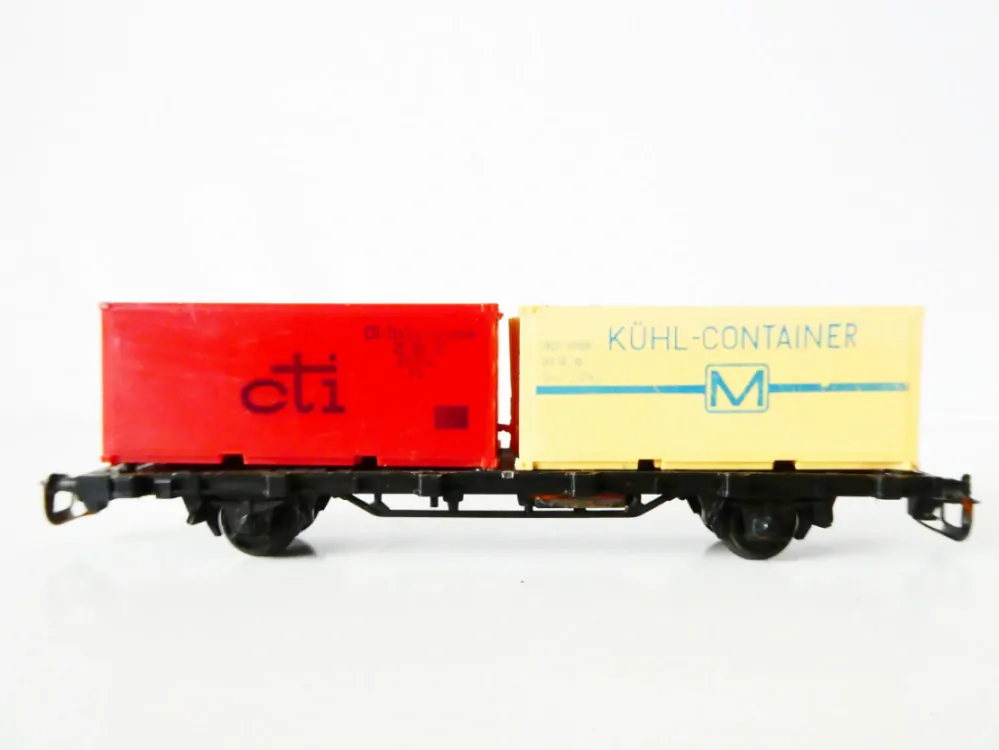 TT BTTB Plošinový vůz s kontejnery cti Italia a KÜHL-CONTAINER M