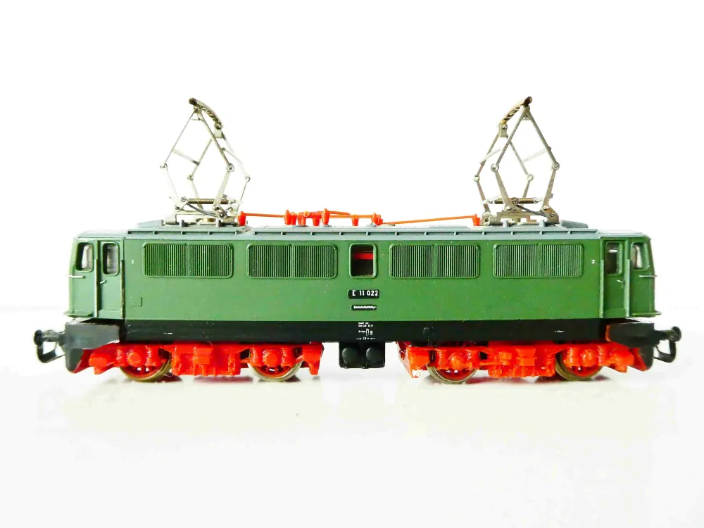 TT BTTB Elektrická lokomotiva E 11 022 DR OSVĚTLENÁ PĚKNÝ STAV
