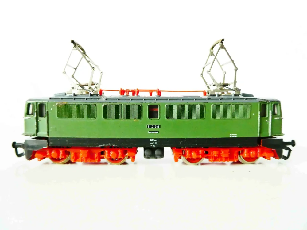 TT BTTB Elektrická lokomotiva E 42 018 DR NA OPRAVU (JEDE, ALE ZASTAVUJE A CUKÁ)