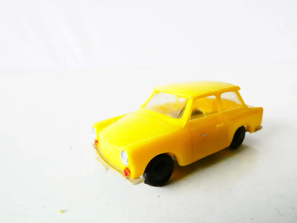 H0 Osobní automobil TRABANT 601 žlutý