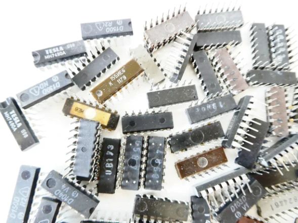 SET 73 ks Integrované obvody MIX D195D, D110D, D150D, TESA S98, 7400PC, 7420PC, D130D, D193D, D1100, D140D atd :-)