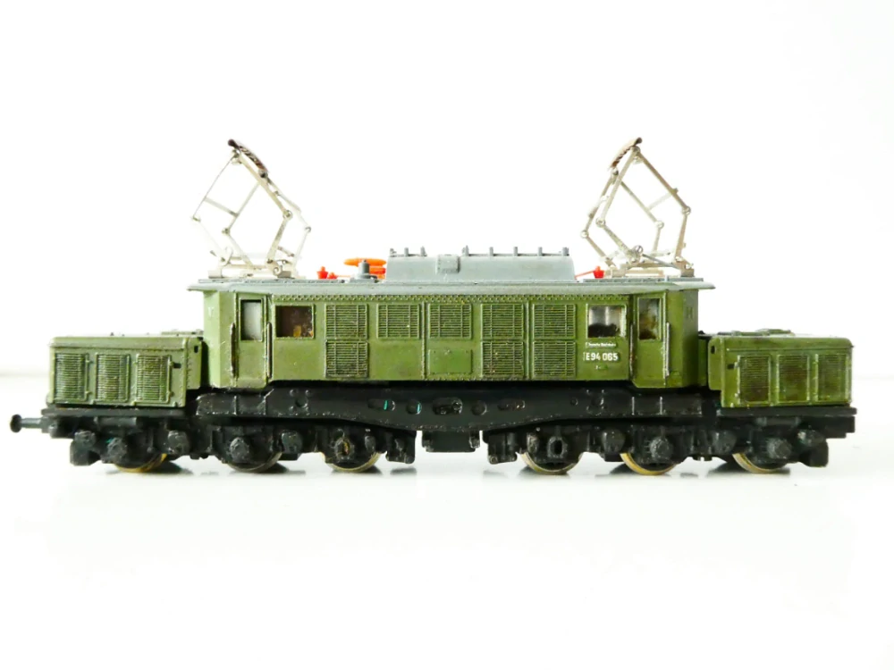 TT BTTB Elektrická lokomotiva E 94 065 DR NA SERVIS (PŘI JÍZDĚ ZADRHÁVÁ)