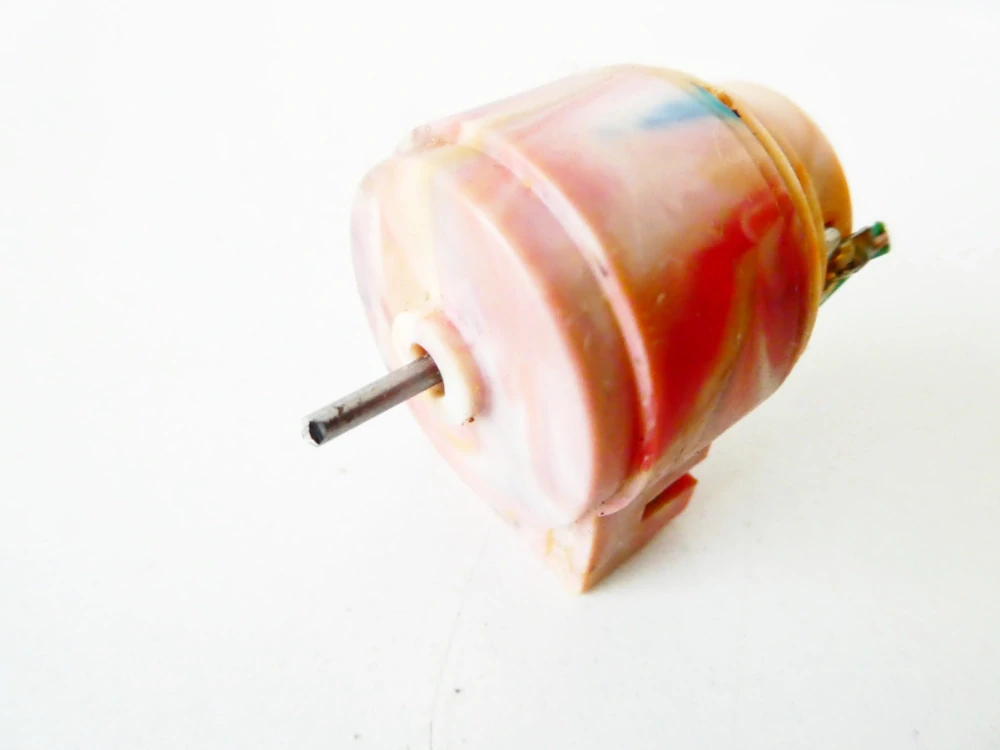 Motor značený 29 82 růžový bakelit