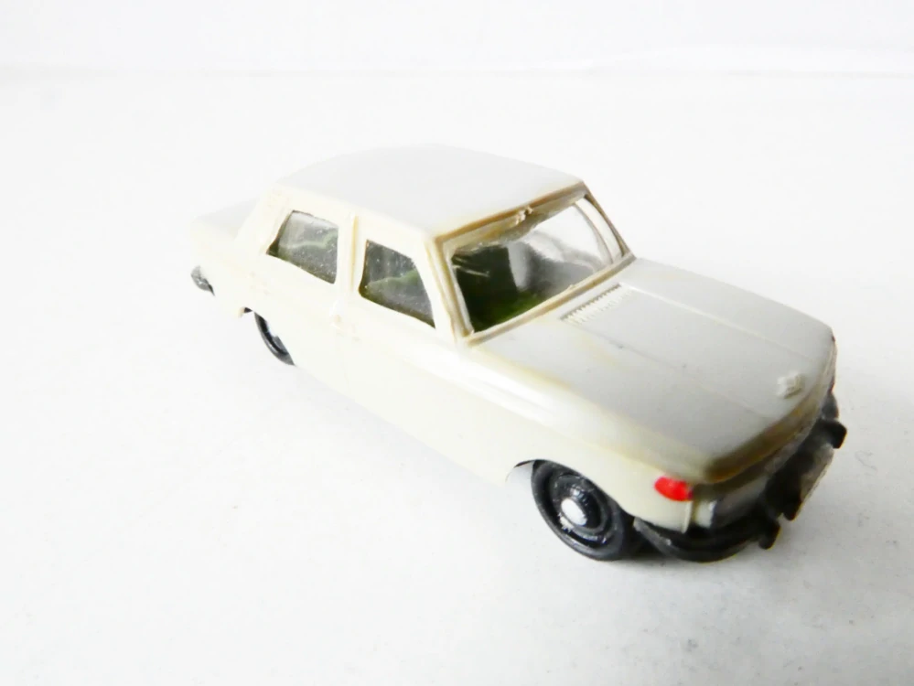H0 Osobní automobil Wartburg 353 šedá