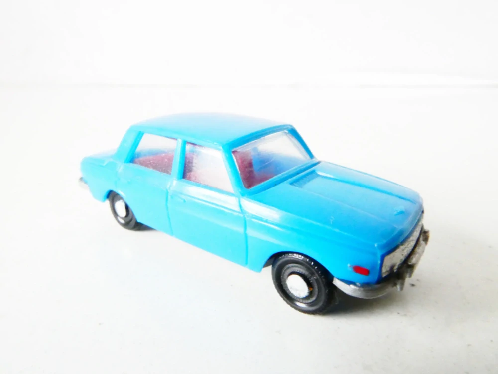 H0 Osobní automobil Wartburg 353 modrá PĚKNÝ STAV
