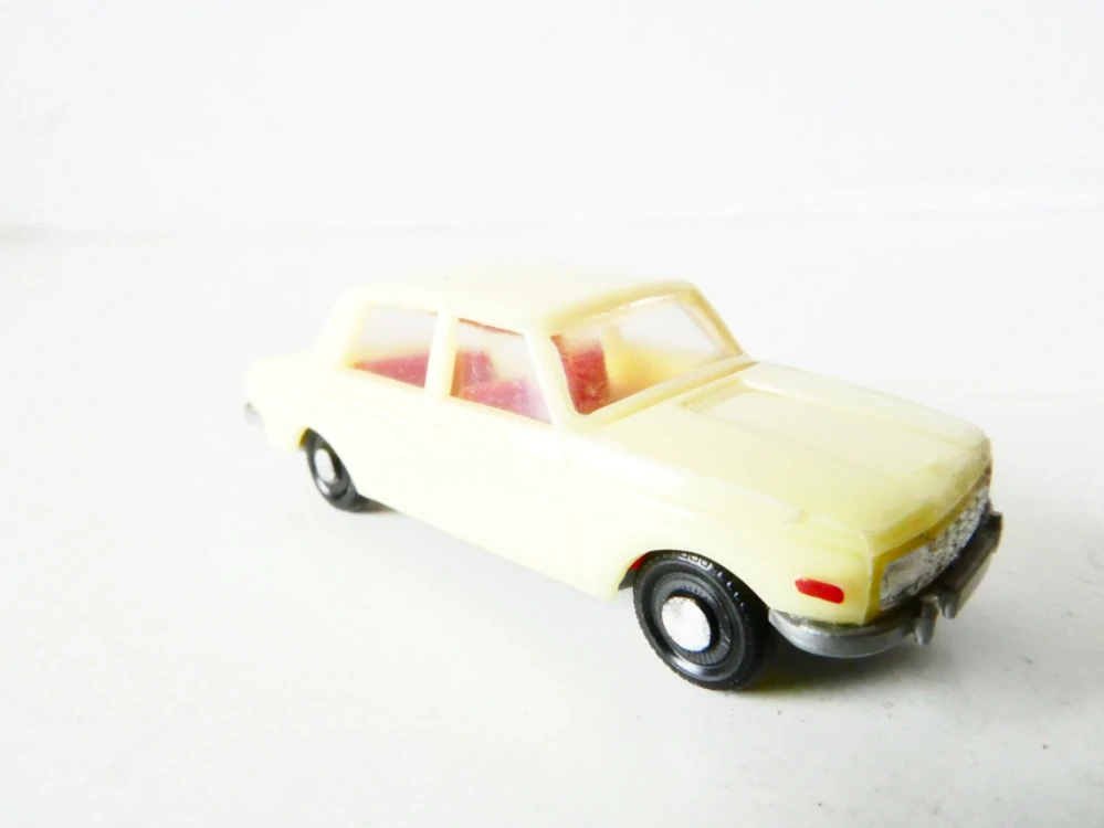 H0 Osobní automobil Wartburg 353 bílá smetanová