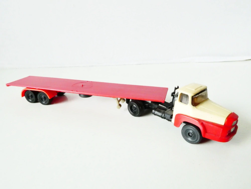 H0 Nákladní automobil - tahač s plošinovým návěsem