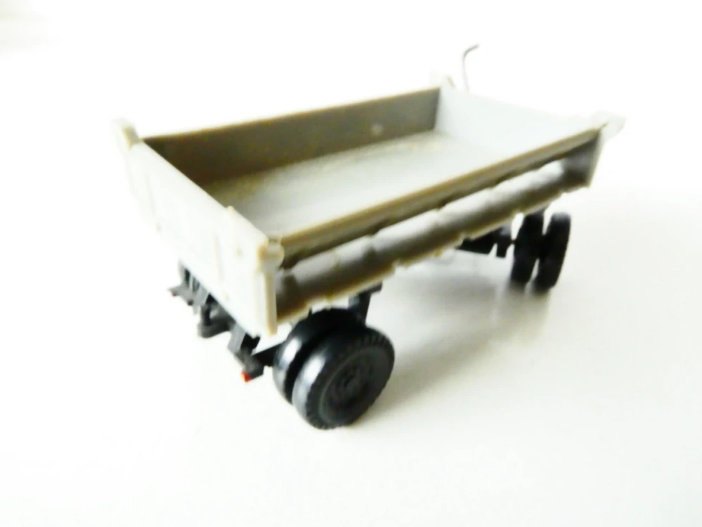 H0 Přívěs za nákladní automobil s bočním výklopným mechanismem PĚKNÝ STAV