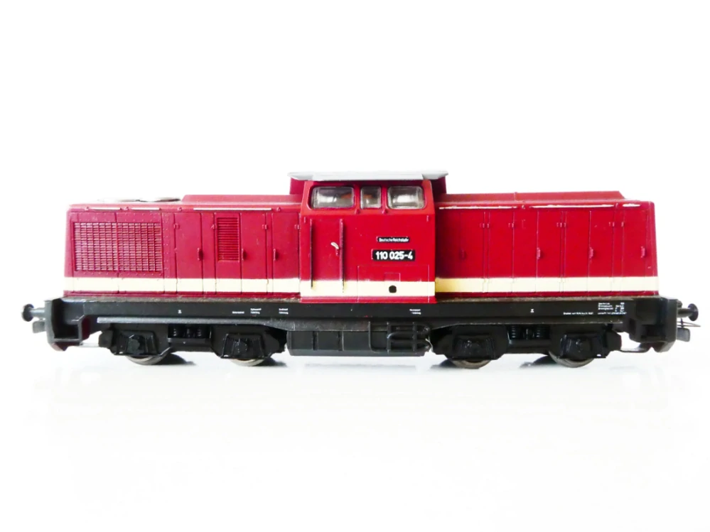 H0 PIKO Dieselová lokomotiva BR 110 025-4 DR OSVĚTLENÁ PĚKNÝ STAV