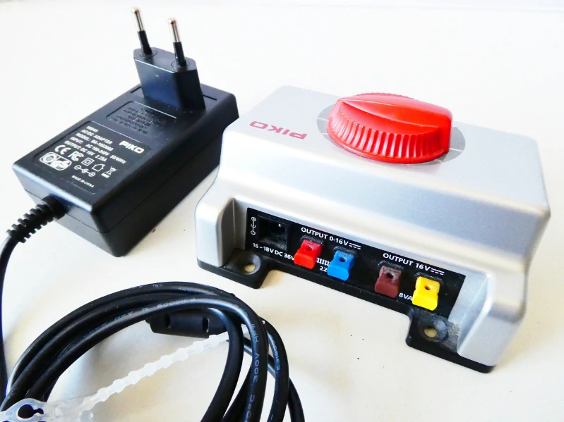 PIKO 55008 Regulátor jízdy 18 V/DC + PIKO 55045 AC/DC ADAPTER TOP STAV